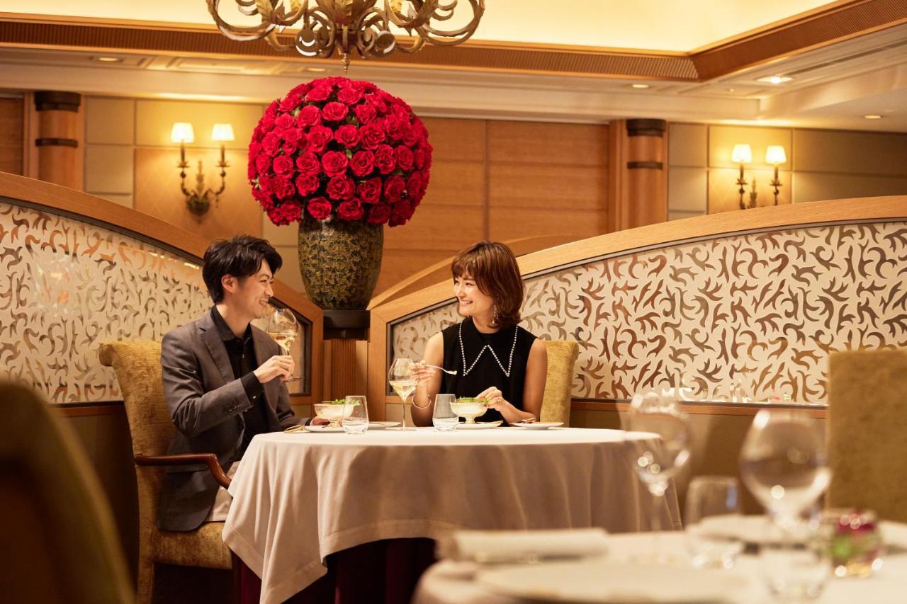 Imperial Hotel Tokió Kültér fotó A couple dining at a restaurant