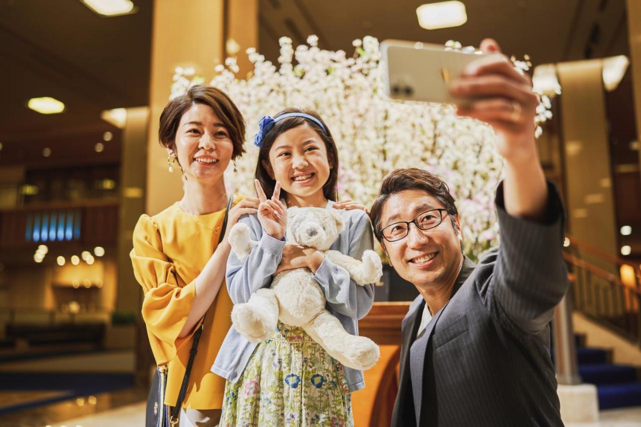 Imperial Hotel Tokió Kültér fotó Princess Hisako with her daughters