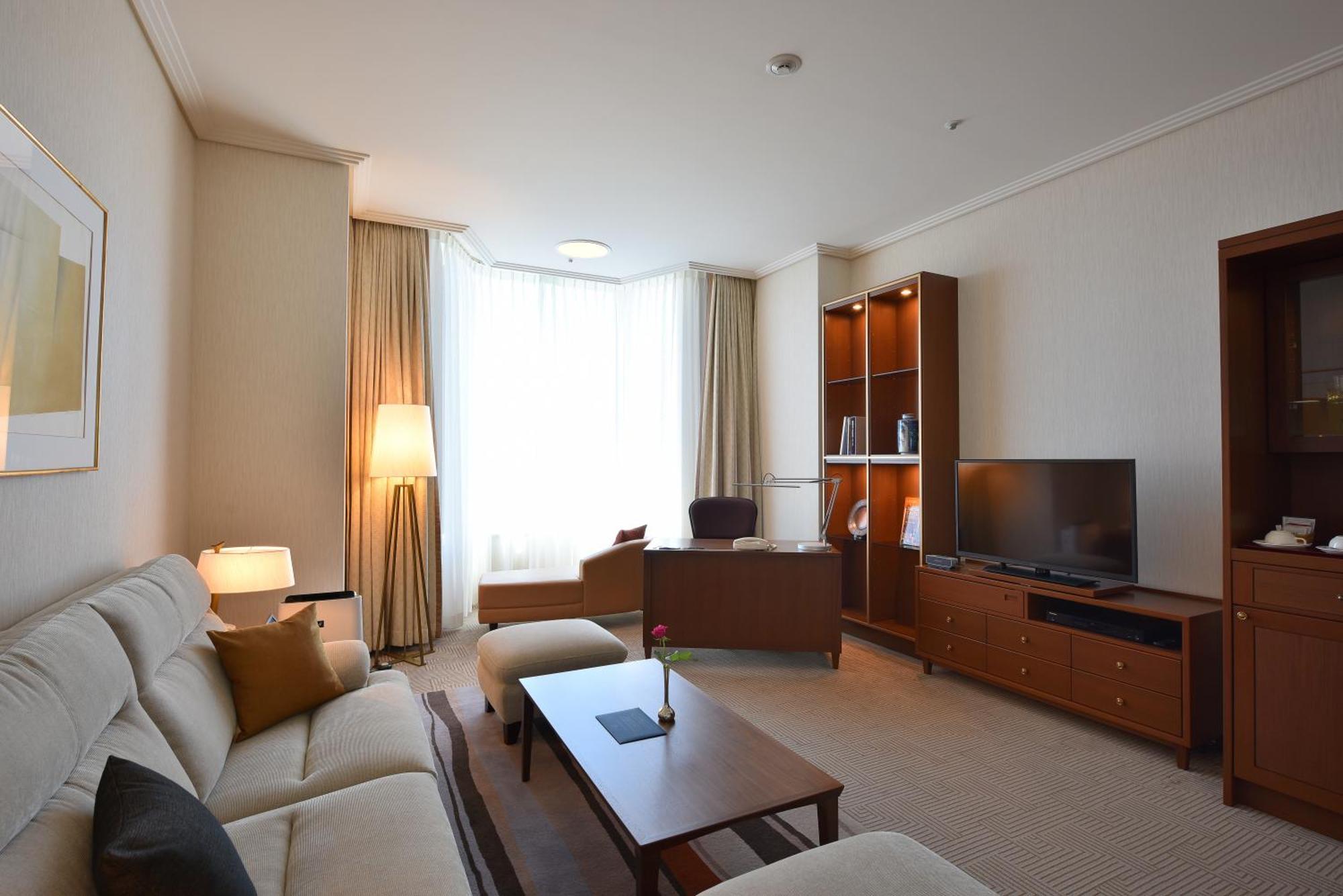Imperial Hotel Tokió Kültér fotó A living room in a suite at the InterContinental Vienna