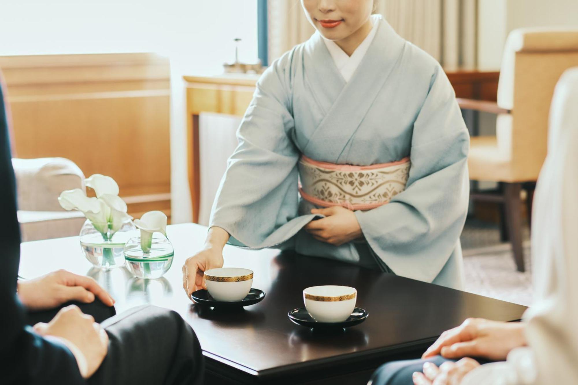 Imperial Hotel Tokió Kültér fotó A woman wearing a yukata